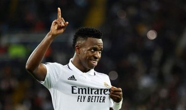 بالصورة.. فينيسيوس يحسم الجدل حول رفض التجديد لريال مديد