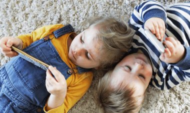 تحذير الى الإباء.. كيف تؤثر الشاشات الذكية على الأطفال؟