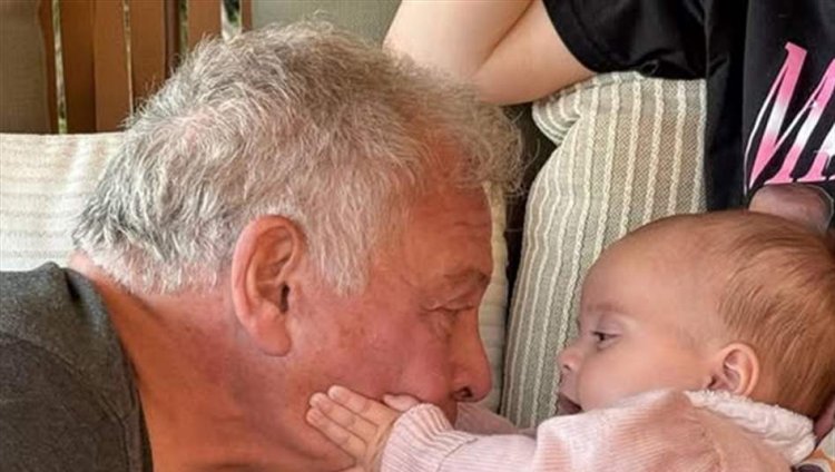 "إيمان مع الجد الغالي".. الأمير الحسين ينشر صورة ابنته مع الملك عبدالله