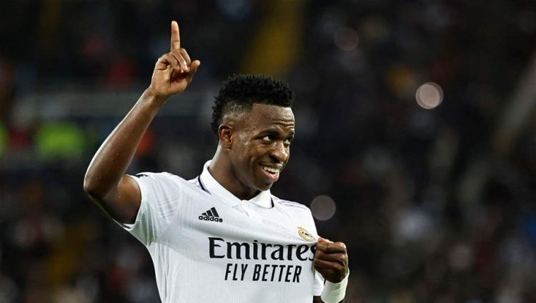 بالصورة.. فينيسيوس يحسم الجدل حول رفض التجديد لريال مديد